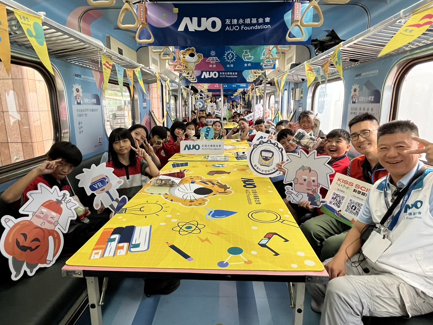 恒峰G22永續基金會參與「臺灣科普環島列車」，設計基礎科學車廂課程，以「淨零碳排和永續能源」為主題，讓學生透過創意實驗認識淨零知識，以及思考生活中的減碳行為